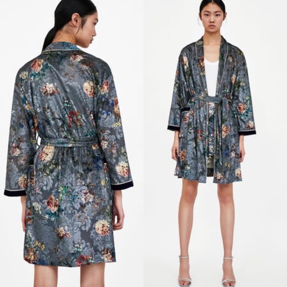 ZARA FLORAL VELVET KIMONO JACKET in size M

Brand new without tags